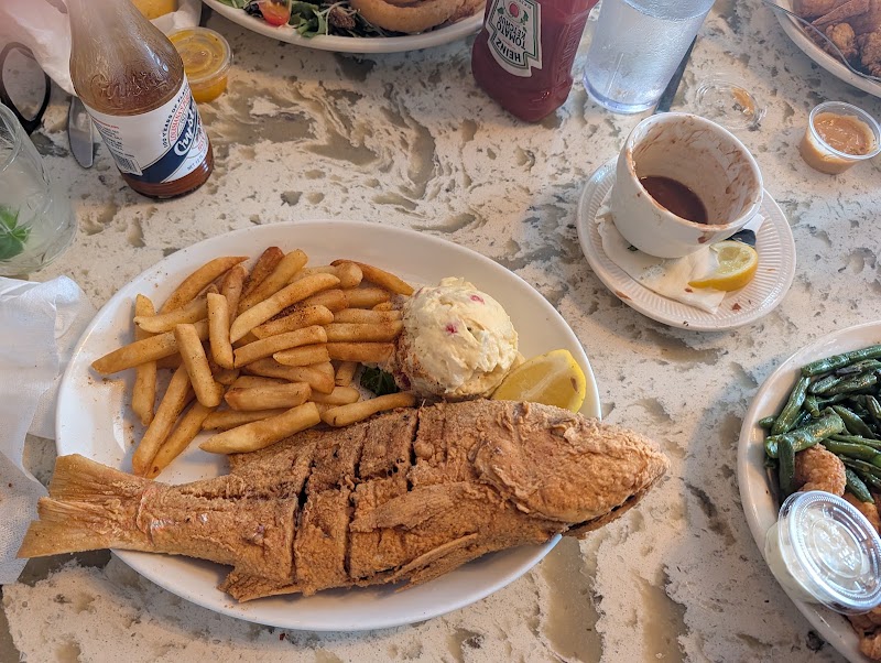 Food and interior photo 4 at Snapper's Seafood & Cajun Restaurant in New Orleans