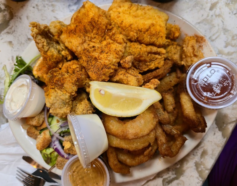 Food and interior photo 5 at Snapper's Seafood & Cajun Restaurant in New Orleans