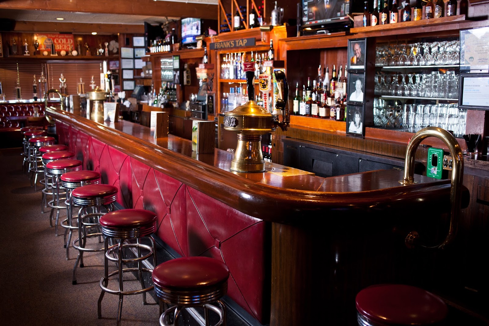 L. Woods Tap & Pine Lodge in Lincolnwood
