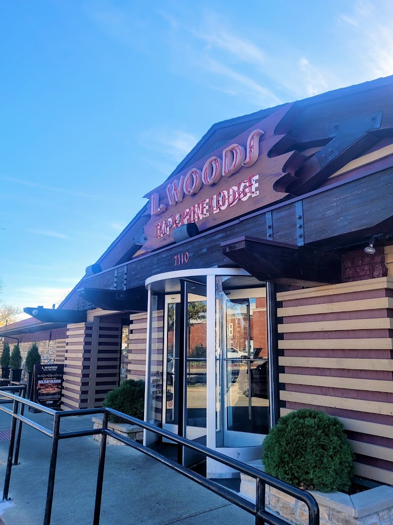 Food and interior photo 5 at L. Woods Tap & Pine Lodge in Lincolnwood