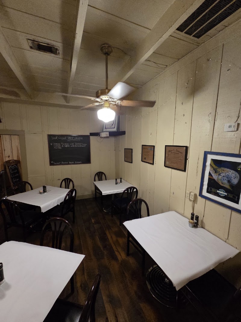Food and interior photo 5 at Roberto's River Road Restaurant in Saint Gabriel